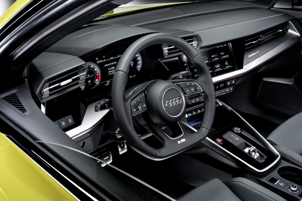 新型アウディ S3 スポーツバック運転席周り