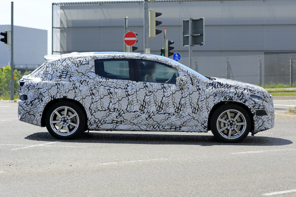 次期新型 メルセデス・ベンツ EQC プロトタイプ スパイショットボディサイド