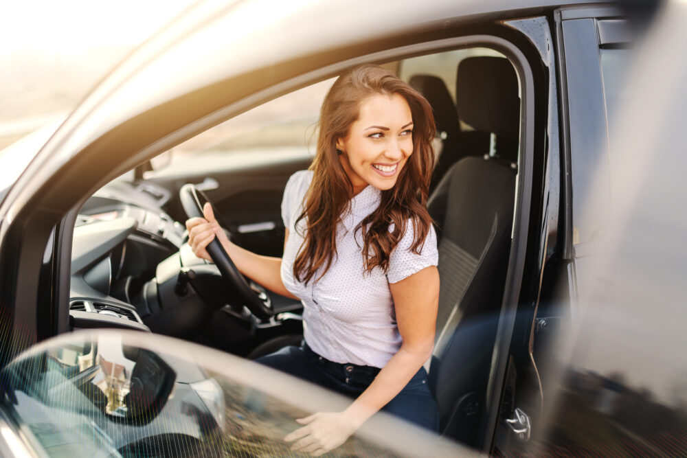 車と笑顔の女性
