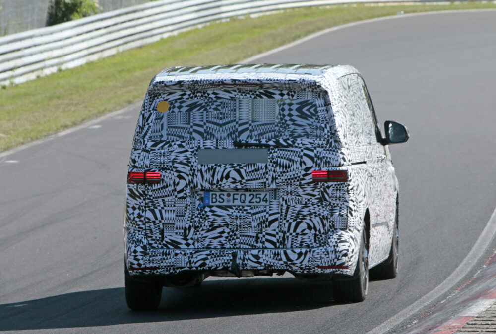次期新型フォルクスワーゲン T7 PHEV プロトタイプ スパイショット
リア