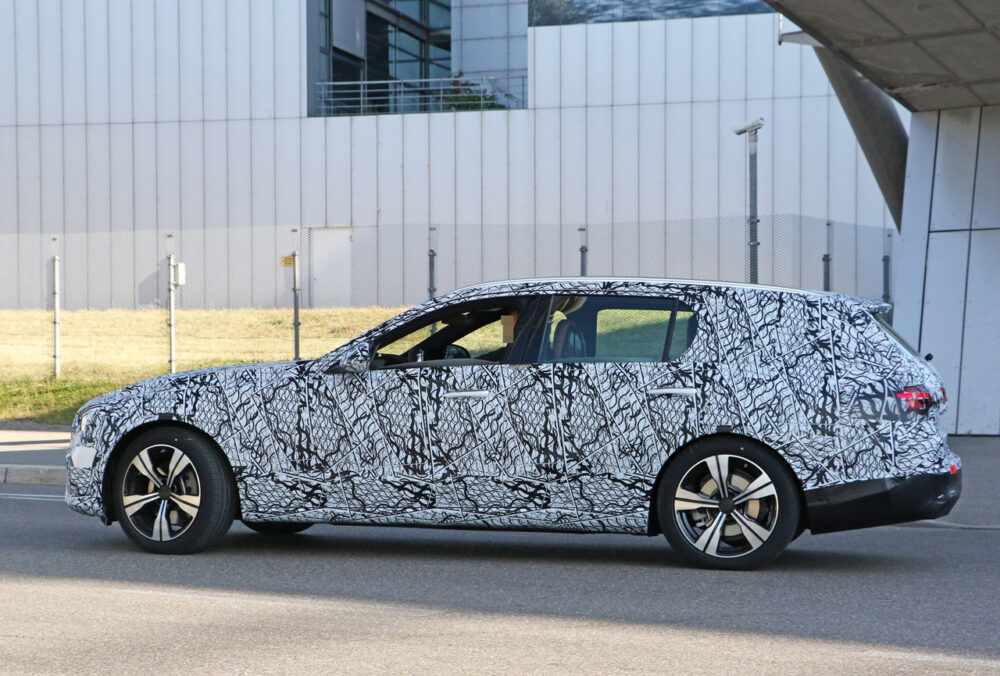 次期新型メルセデス・ベンツ Cクラス ステーションワゴン プロトタイプ スパイショットボディサイド