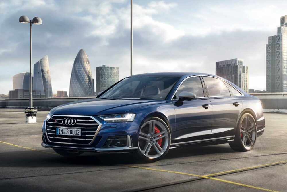 新型 アウディ S8フロント