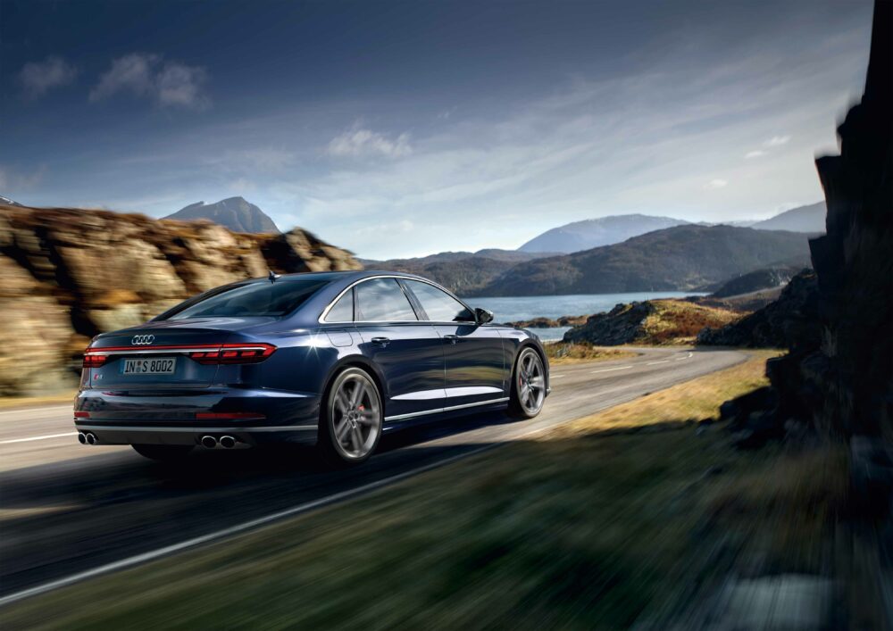 新型 アウディ S8リア
