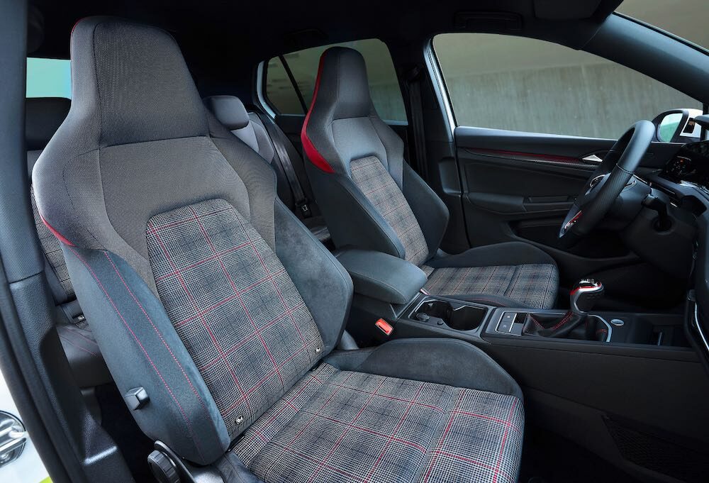 新型ゴルフ GTI
前席