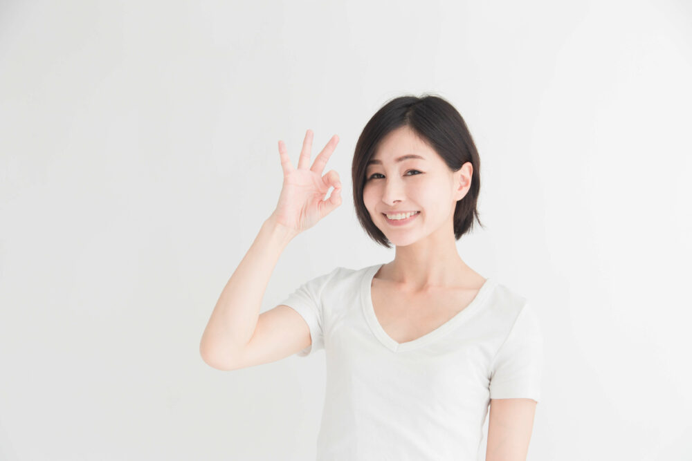 白Tシャツを着た女性