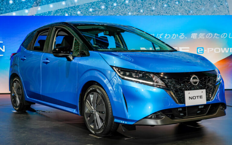 【日産ノート新型】旧型と徹底比較！先代振り返り試乗も | MOBY [モビー]