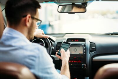 ながら運転はカーナビ操作やハンズフリー、スマホホルダー操作も対象になるの?