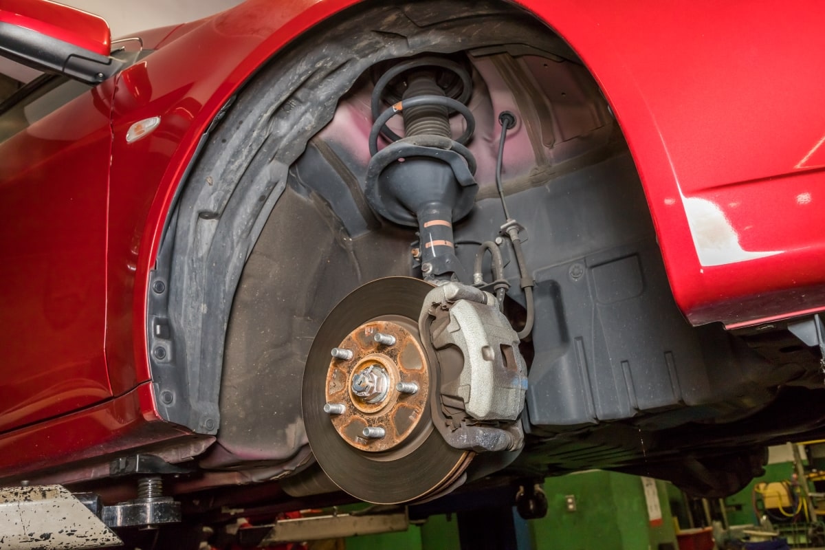 ストラット式サスペンションとは？特性や構造と車のサスペンションの代表となった理由まで 2ページ目 (2ページ中) MOBY [モビー]