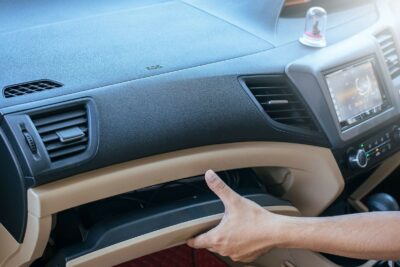 車のグローブボックスには何を入れる?フィルター交換時の外し方や収納グッズも