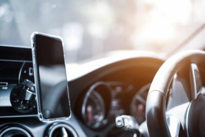 車でスマホの音楽を聴く最適な方法は?BluetoothやUSB、FMトランスミッターなどを比較!