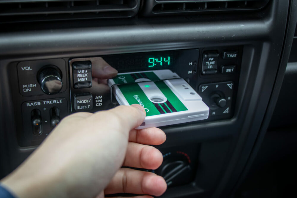 Cassettifyをカセットデッキに挿入する様子