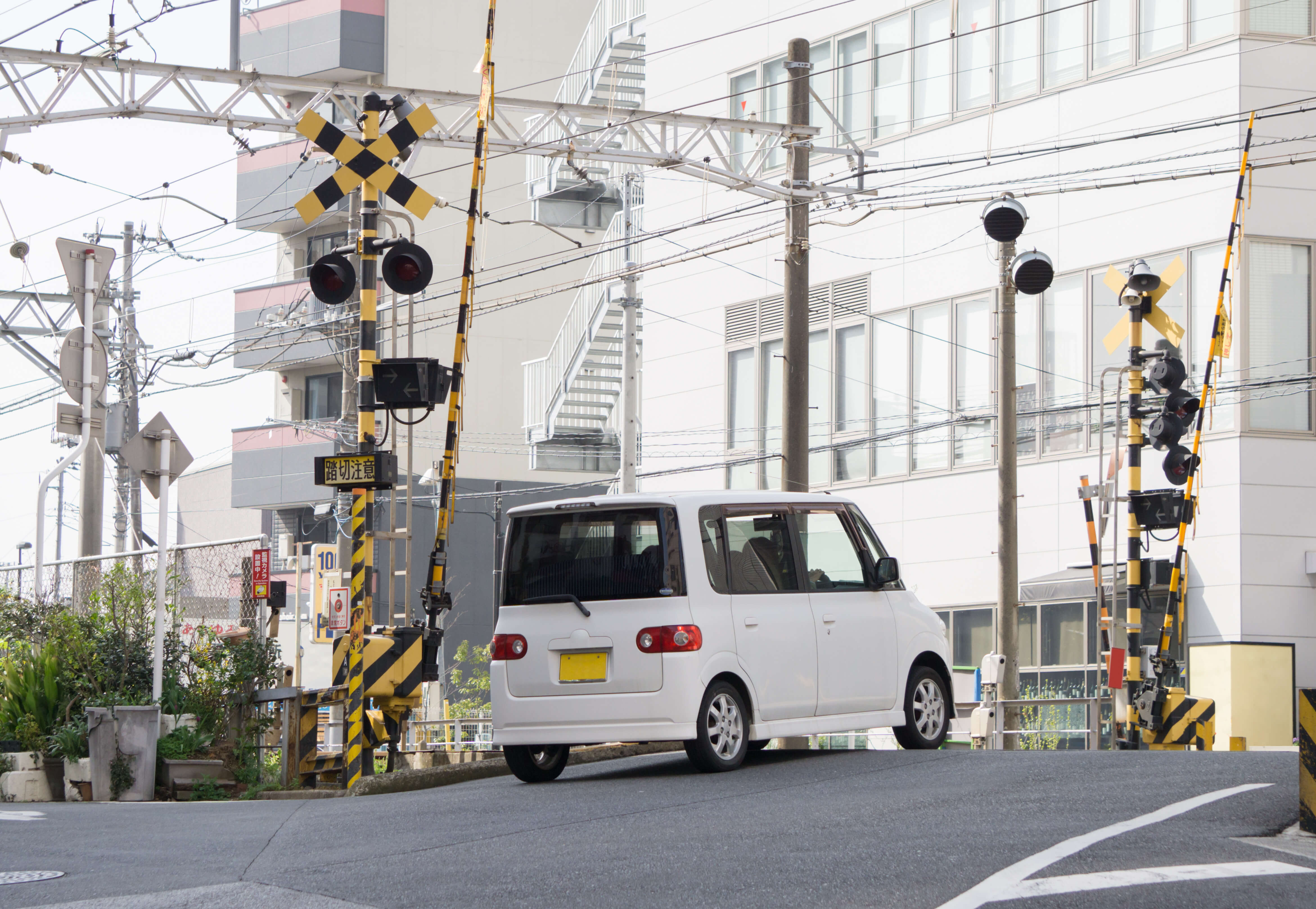 「日本人は車の中だと強気」「踏切でいちいち一時停止」日本の道路事情に世界が失笑?自国の交通ルールやマナーとギャップに驚いた海外の声 | 2 ...