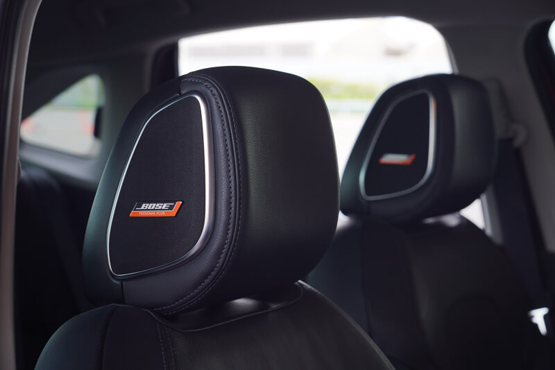 オーラのヘッドレストに内蔵されたBOSEのスピーカー