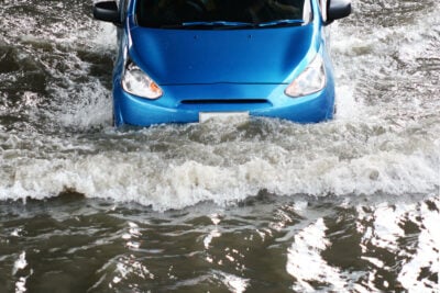 車は水深何cmで動かなくなるか知ってる？ドアが開かなくなるのは意外と早い！脱出の備えも