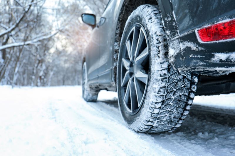 雪道を走る車