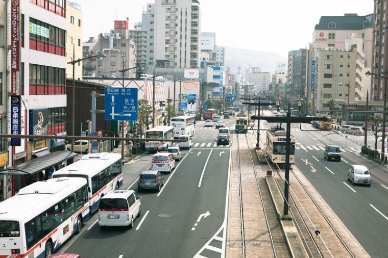 市街地を走る車