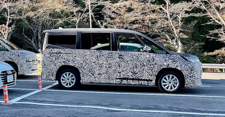 トヨタ次期型ノア＆ヴォクシーの顔をツーショットで捉えた！両者の 