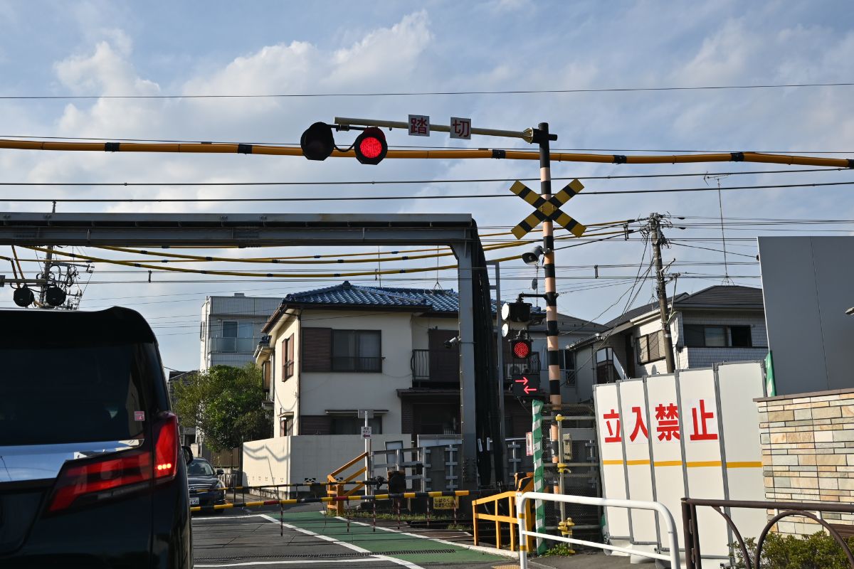 なぜ 教習所では踏切横断時に クルマの窓を開ける と教える本当の理由に納得 Moby モビー