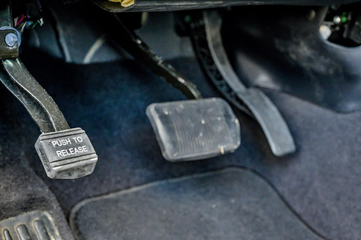 ペダル式パーキングブレーキと電動パーキングブレーキの違い【ややこし語22】 MOBY [モビー]