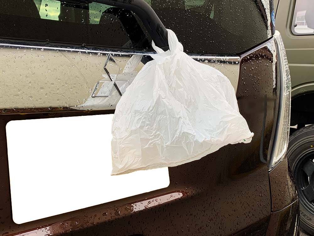 リアワイパーにゴミ袋をぶら下げて走行する車 これ違反 警察の回答は Moby モビー