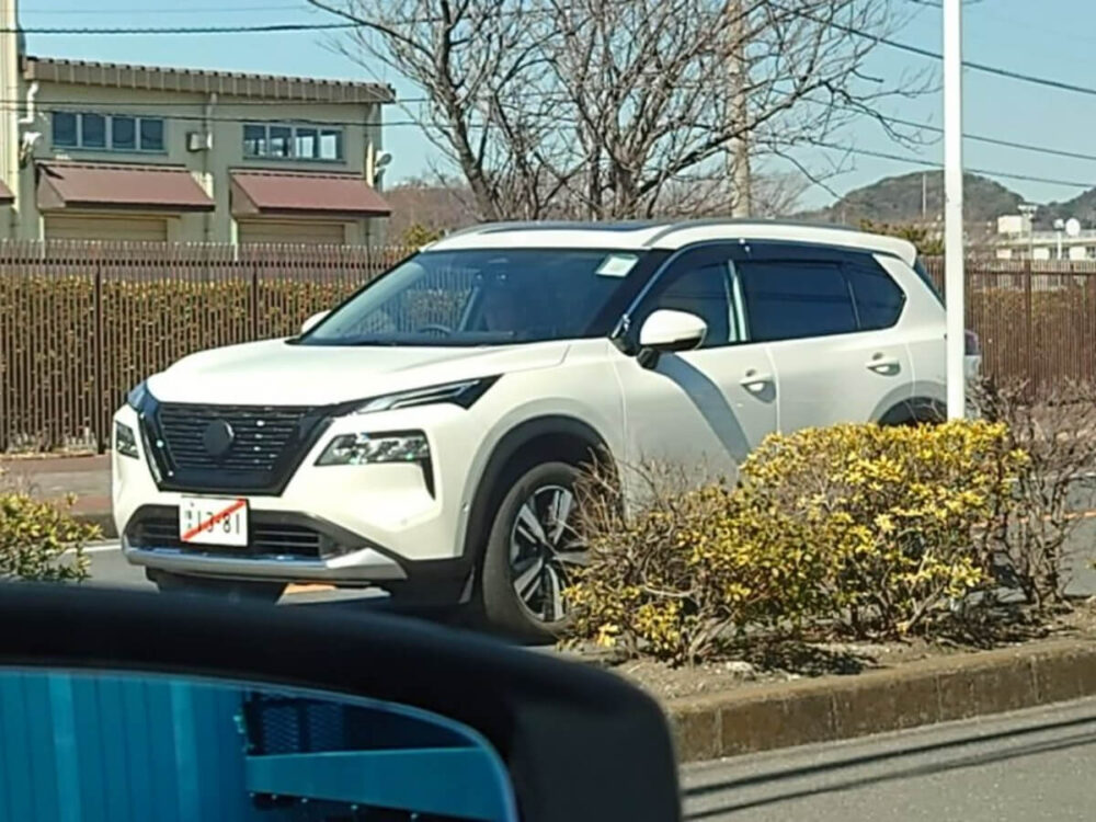 国内で目撃された新型エクストレイルの開発車両