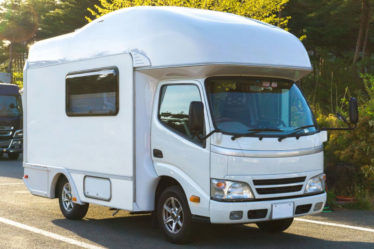 中型車のキャンピングカーから取り外したドア ②
