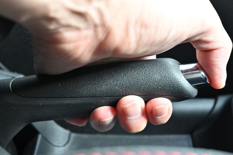 電動パーキングブレーキやオートブレーキホールド装着車増加 過信しすぎると思わぬ危険に Moby モビー