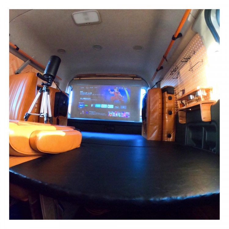 ハイエースワゴンが映画館に プロジェクター搭載で車中泊も快適 車に積んでいるオススメギア Moby モビー