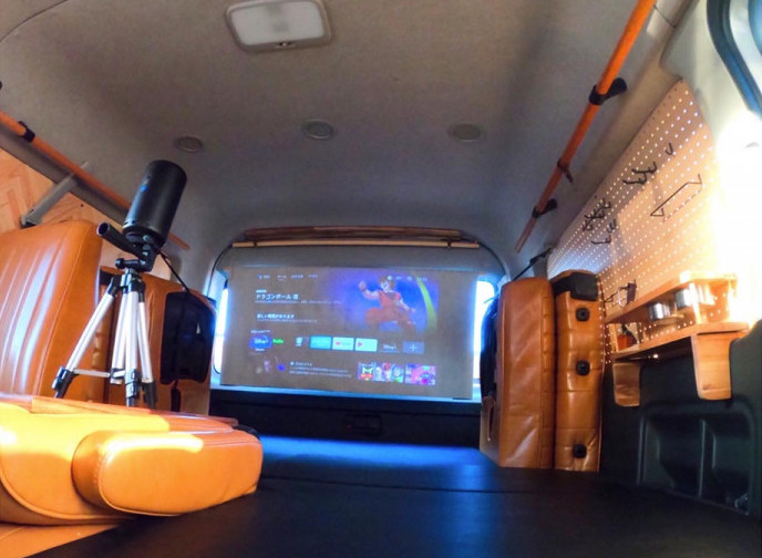 ハイエースワゴンが映画館に プロジェクター搭載で車中泊も快適 車に積んでいるオススメギア Moby モビー