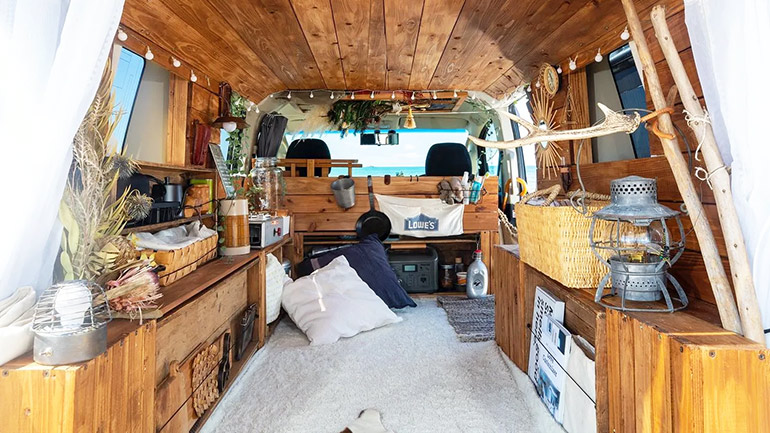 画像：【1万円、設計図なしでここまで？】おしゃれ車中泊仕様のDIY術を