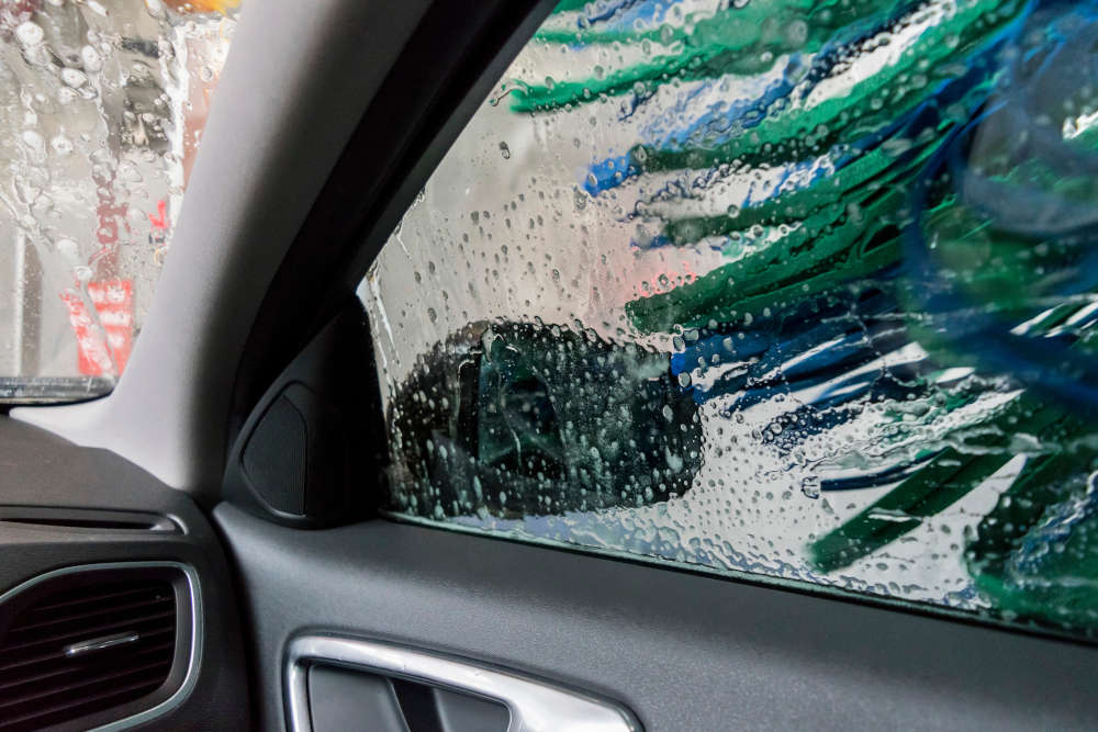 車の窓ガラスの拭き方 油膜 水垢 ウロコを綺麗にする方法とは Moby モビー