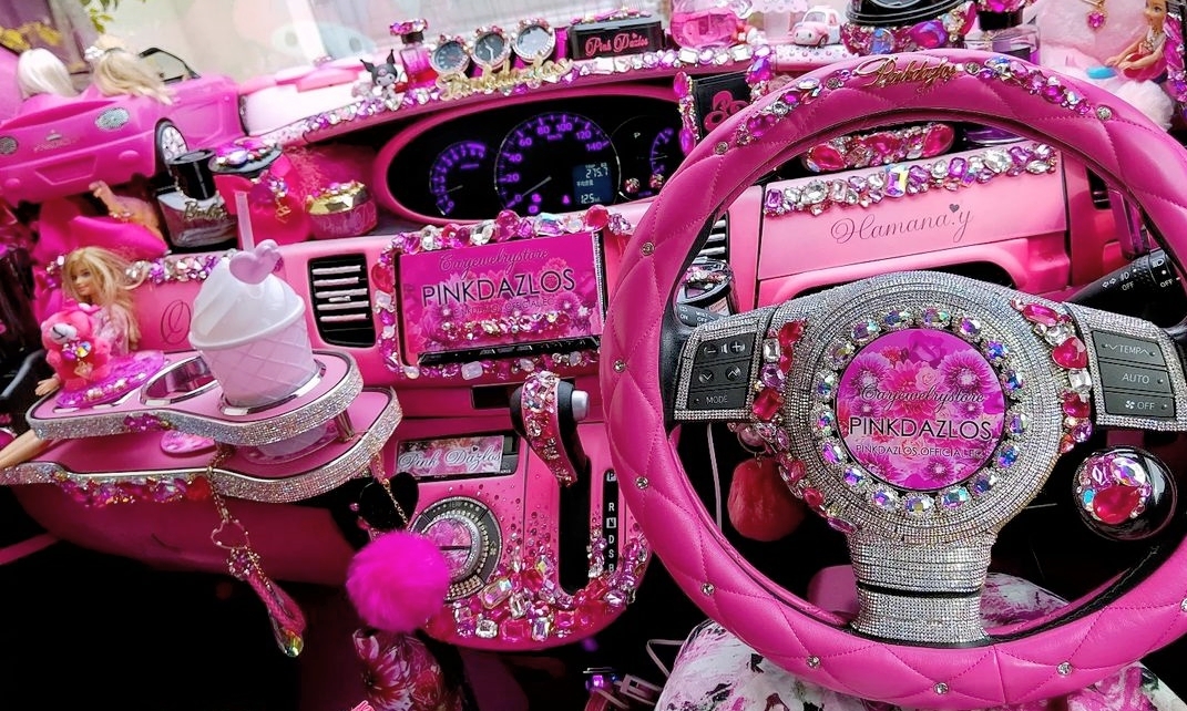 「ピンクの車にしか乗りません♡」どこに行くのも一緒！バービーみたいなギャル車ショップのお姉さん | MOBY [モ …