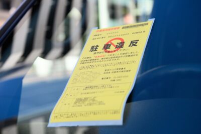 路上駐車（路駐）とは？路駐ができる場所・家の前や住宅街は禁止？通報されたら？ | MOBY [モビー]