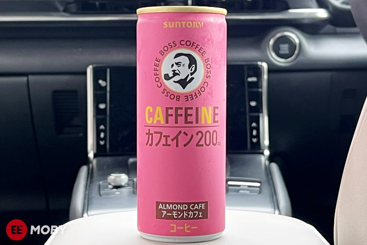 ドライブにはエナドリ！『BOSS カフェイン アーモンドカフェ』のかわいい桃色に騙されるな MOBY [モビー]