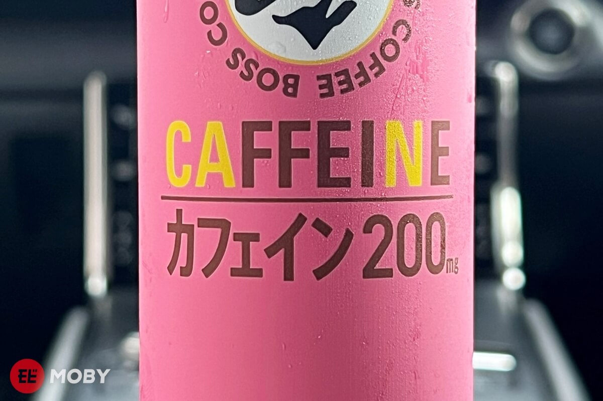 ドライブにはエナドリ！『BOSS カフェイン アーモンドカフェ』のかわいい桃色に騙されるな MOBY [モビー]