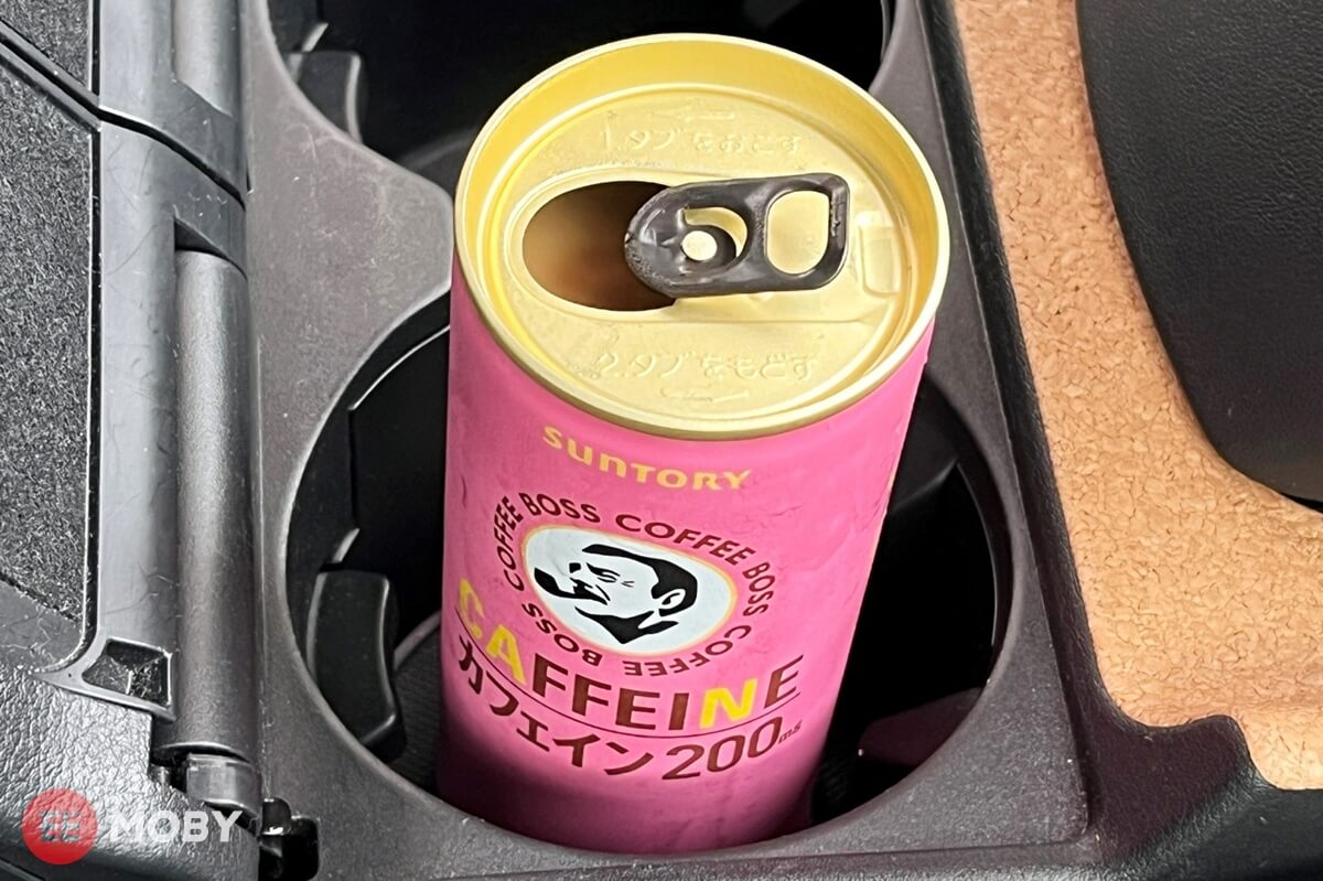 ドライブにはエナドリ！『BOSS カフェイン アーモンドカフェ』のかわいい桃色に騙されるな MOBY [モビー]