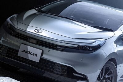 トヨタ「アクア」がプリウス顔に！ハンマーヘッドデザイン採用の大幅イメチェン