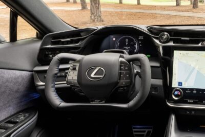 「ヨーク型ハンドル」とは？ レクサス最新モデルに採用、そのメリットと課題を徹底解説