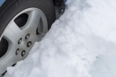 タイヤが雪道でスタック！自力で脱出する方法とは