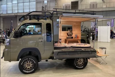 軽トラが“避難シェルター“に！Lanpsが提案する新たなキャンピングカーがオートメッセで展示！