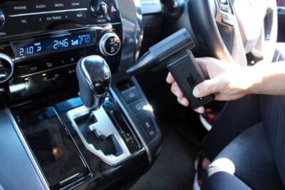 オートバックスの新製品が洗車作業を効率化！コードレスの電動フォームガンに小型＆ハイパワーのブロワー登場