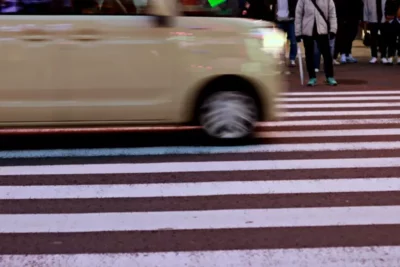 横断歩道の上に止まってるクルマが邪魔！違反にならないの？