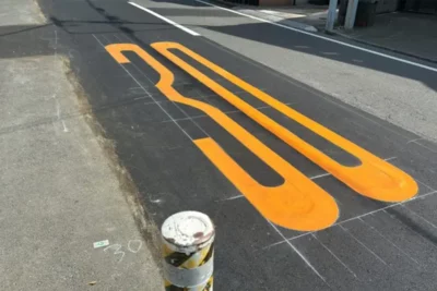 道路にある白いひし形や矢印の意味とは？よく道路に描かれている「標示」はどんな意味？