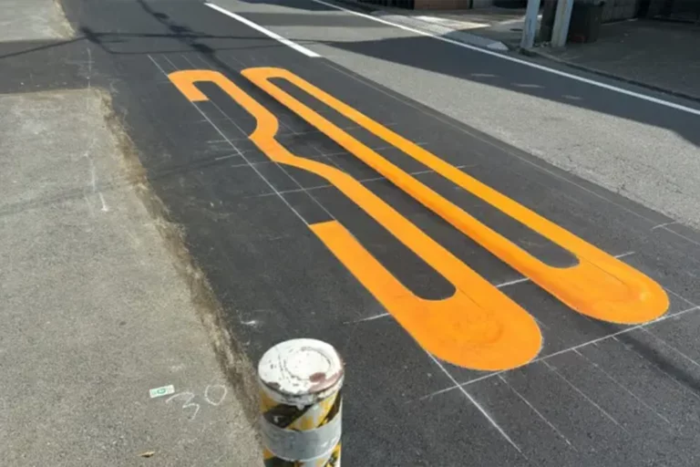 道路にある白いひし形や矢印の意味とは？よく道路に描かれている「標示」はどんな意味？