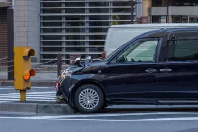 駐車中に縁石に当てた…これって“当て逃げ”?通報すべきか迷ったら読む記事 駐車中に縁石に当てた…これって“当て逃げ”?通報すべきか迷ったら読む記事