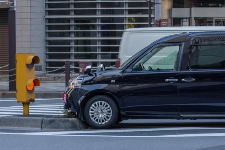 駐車中に縁石に当てた…これって“当て逃げ”？通報すべきか迷ったら読む記事