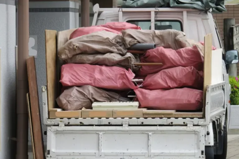 乗用車やトラックで荷物をはみ出して運ぶと違反？知らないと損する積載のルールとは