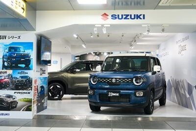 浜松駅にスズキ新型「クロスビー」がやってきた！「eビターラ」とともにコンコースに展示