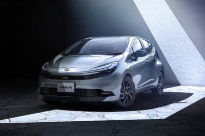 【新型アクア登場】ハンマーヘッドフェイス採用＆電動パーキング標準化！2025年改良モデルにSNSで称賛の声