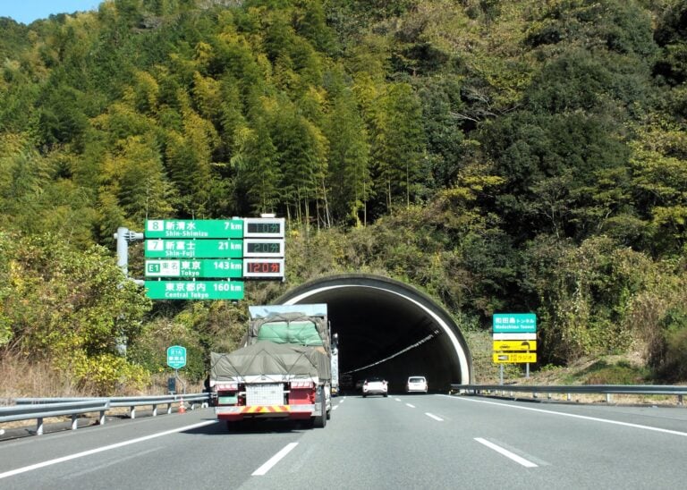 逃げ場のないトンネルで火災発生!ドライバーが“絶対に取るべき行動” 逃げ場のないトンネルで火災発生!ドライバーが“絶対に取るべき行動”